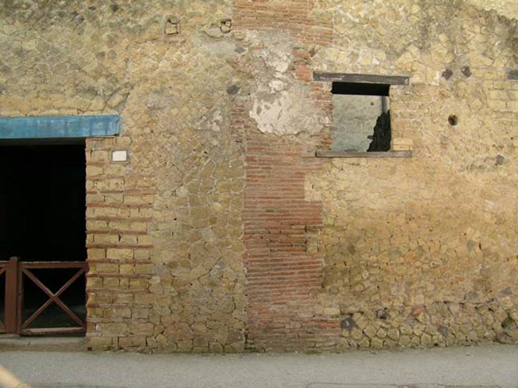 III.10, Herculaneum. May 2005. Wall to west side of entrance doorway in northern facade of Insula III.
Photo courtesy of Nicolas Monteix.